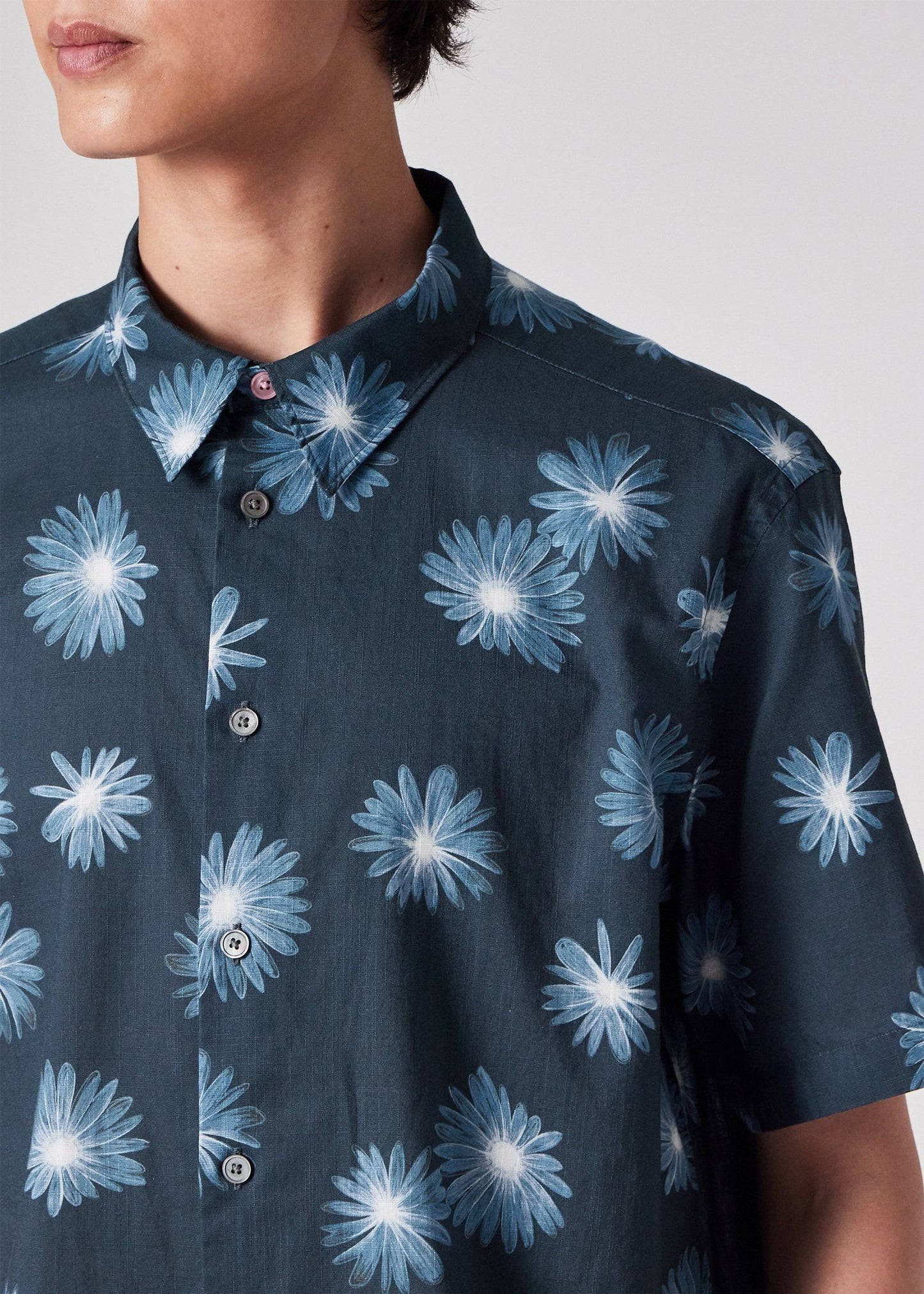"Luminescent Floral" 半袖シャツ