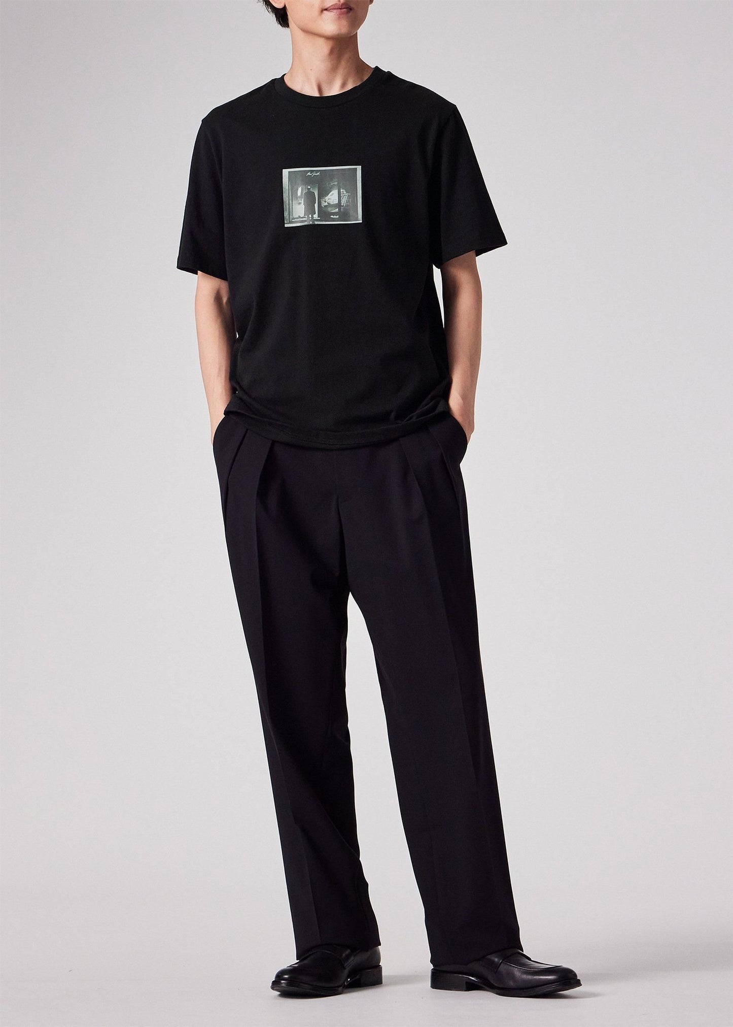 "Window Gaze" Tシャツ