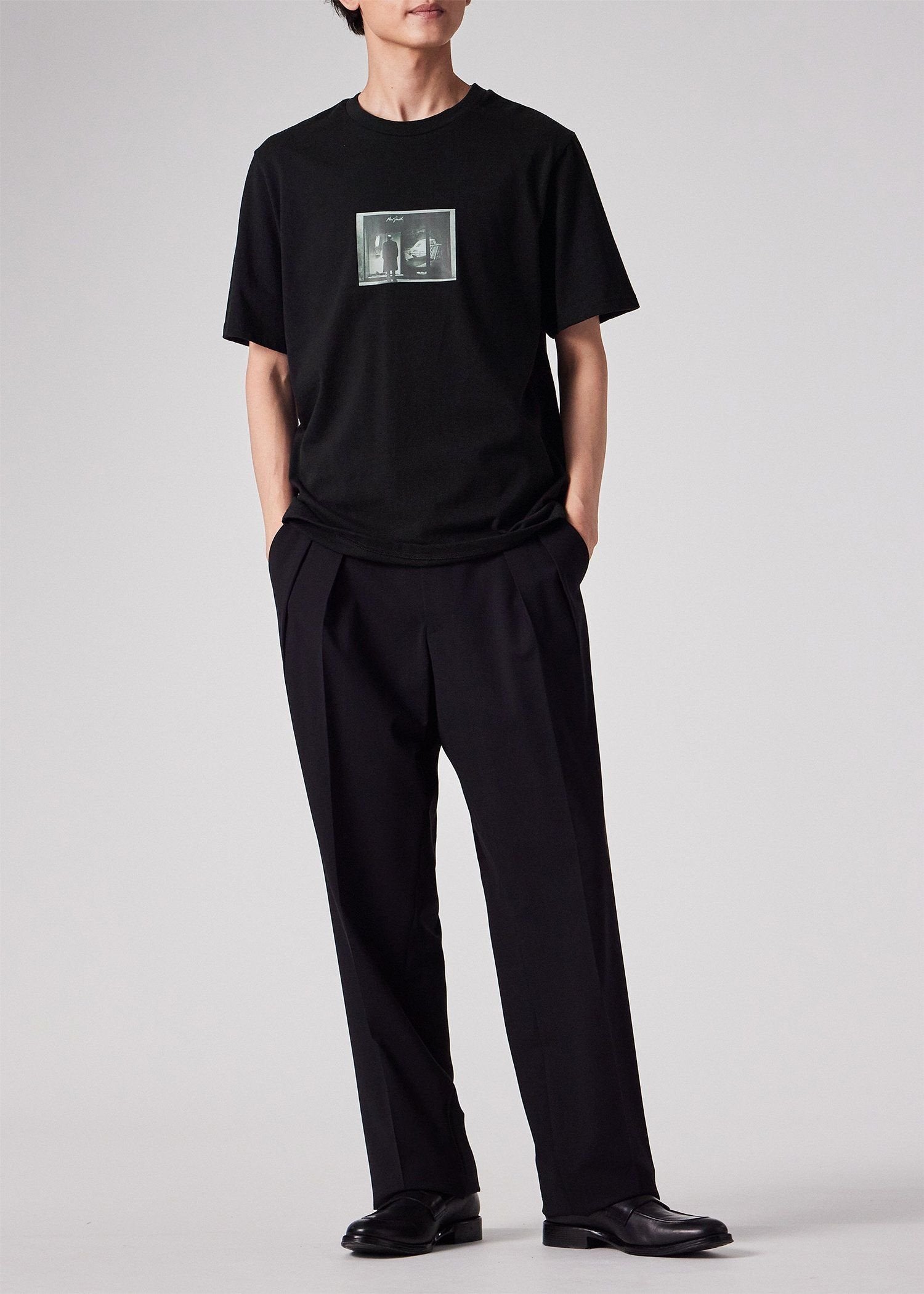 "Window Gaze" Tシャツ